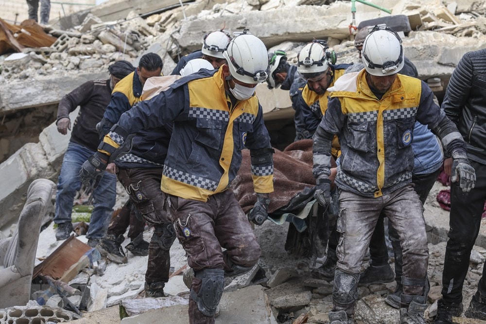 Chuyển người bị thương ra khỏi đống đổ nát sau trận động đất tại tỉnh Idlib, Syria. (Ảnh: AFP/TTXVN).