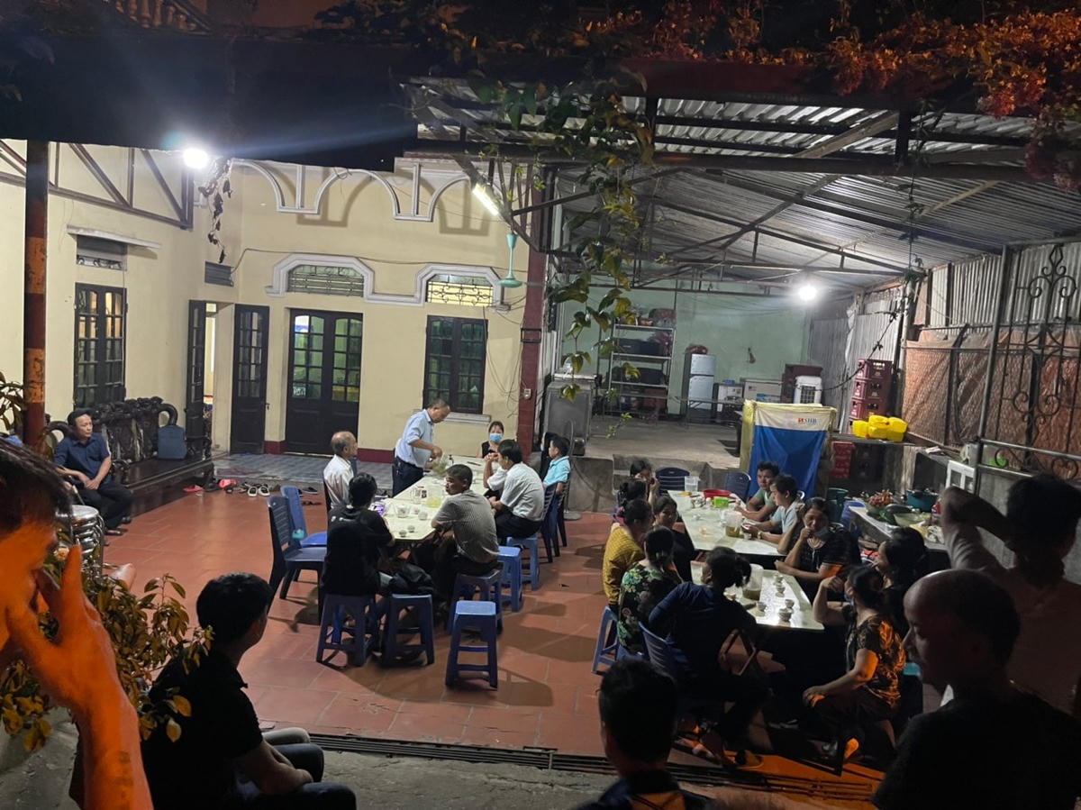 Gia đình, người thân và bạn bè đến chia buồn và động viên nữ VĐV Tô Thị Trang.