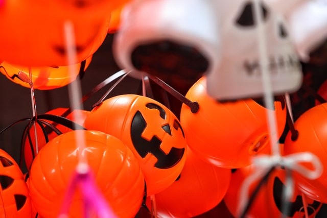 Đèn lồng Halloween được bày bán trên phố Hàng Mã.