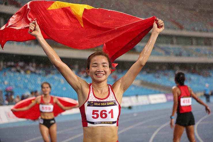 Nguyễn Thị Oanh tỏa sáng rực rỡ.