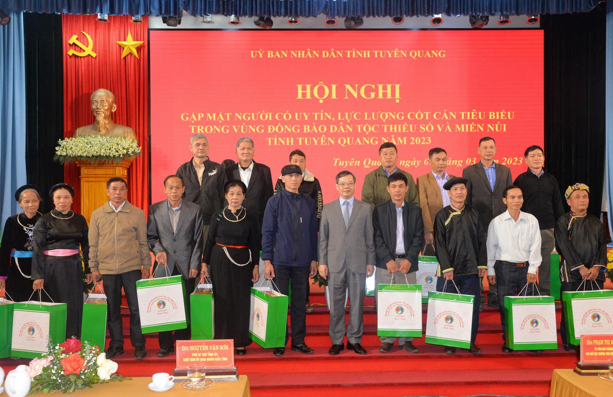 Chủ tịch UBND tỉnh Nguyễn Văn Sơn tặng quà cho các đại biểu người có uy tín tại hội nghị.