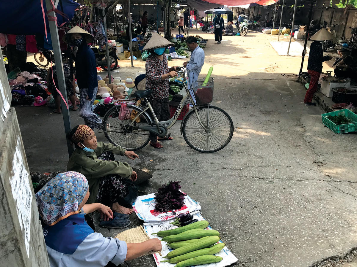 Chợ Thầy là nơi bà con mang những sản vật địa phương ra bán.  