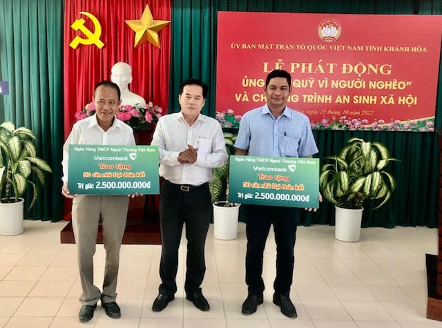 Ngân hàng Vietcombank Nha Trang ủng hộ 5 tỷ đồng.