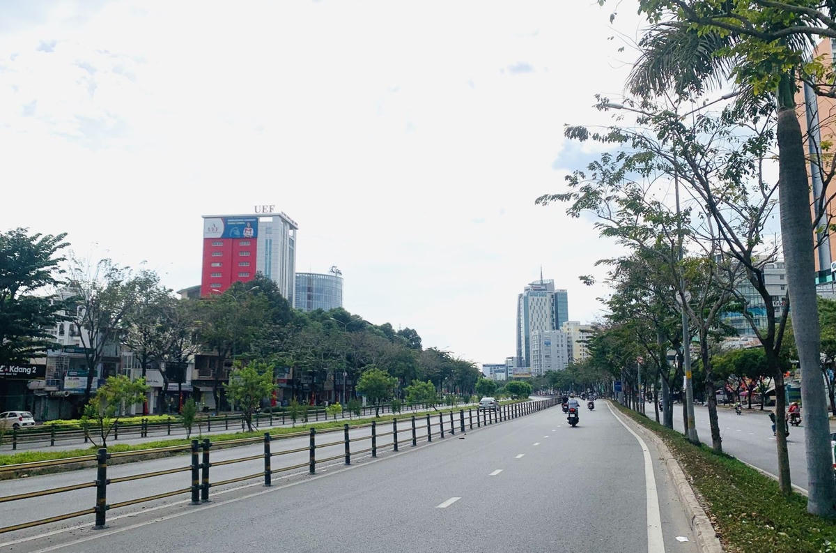Đường Điện Biên Phủ - tuyến đường cửa ngõ của TP Hồ Chí Minh luôn đông đúc, sáng Mùng 1 Tết lại khá vắng vẻ.