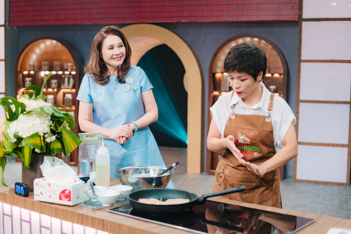 Tại đây, BTV Nhật Lệ chia sẻ niềm tự hào về những sản vật của quê hương Thái Nguyên.
