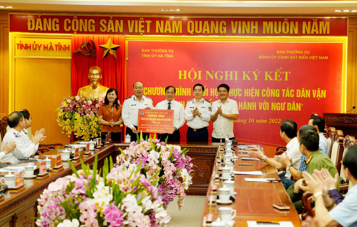 Thiếu tướng Lê Quang Đạo, Phó Bí thư Đảng ủy, Tư lệnh Cảnh sát Biển Việt Nam đã trao biển tượng trưng tặng 200 suất quà cho gia đình chính sách, ngư dân có hoàn cảnh khó khăn trên địa bàn tỉnh Hà Tĩnh.