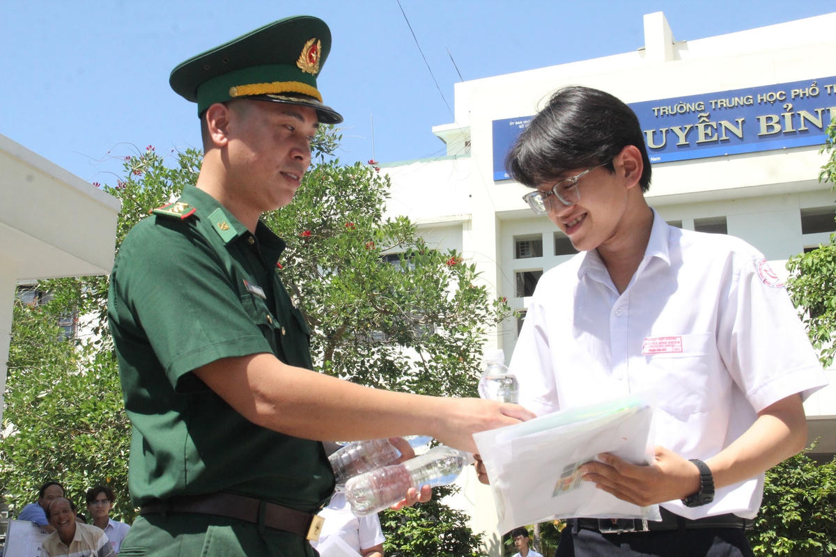 Lực lượng chức năng chúc các thí sinh hoàn thành tốt bài thi.
