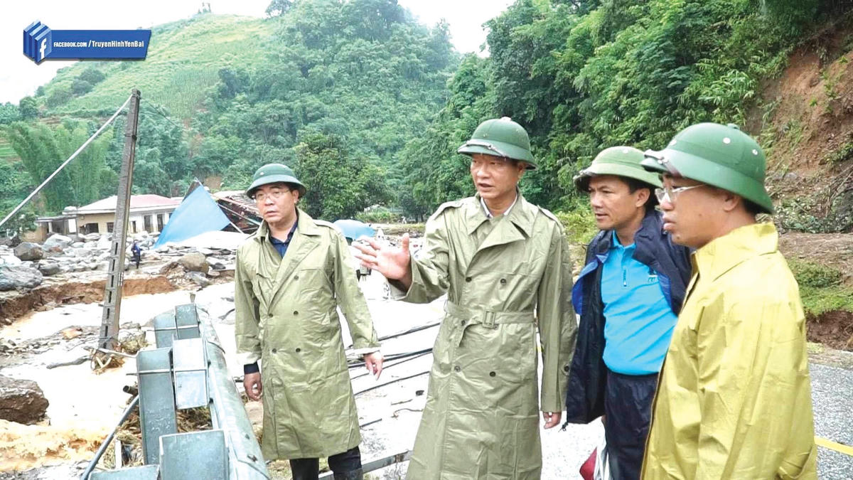 Phó Chủ tịch Thường trực UBND tỉnh Yên Bái Nguyễn Thế Phước (người thứ 2 từ trái sang) trực tiếp chỉ huy khắc phục thảm họa tại xã Hồ Bốn.  