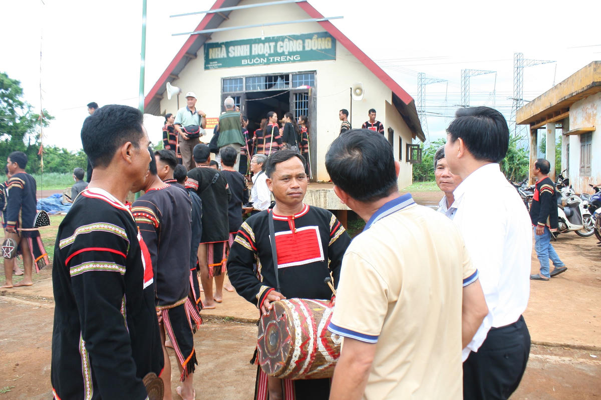 Bà con Buôn Treng chào đón khách.  