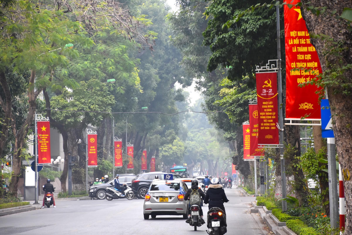 Sắc đỏ ngập tràn trên các tuyến phố tạo nên một không khí tràn đầy phấn khởi, vui tươi và lòng tự hào dân tộc...