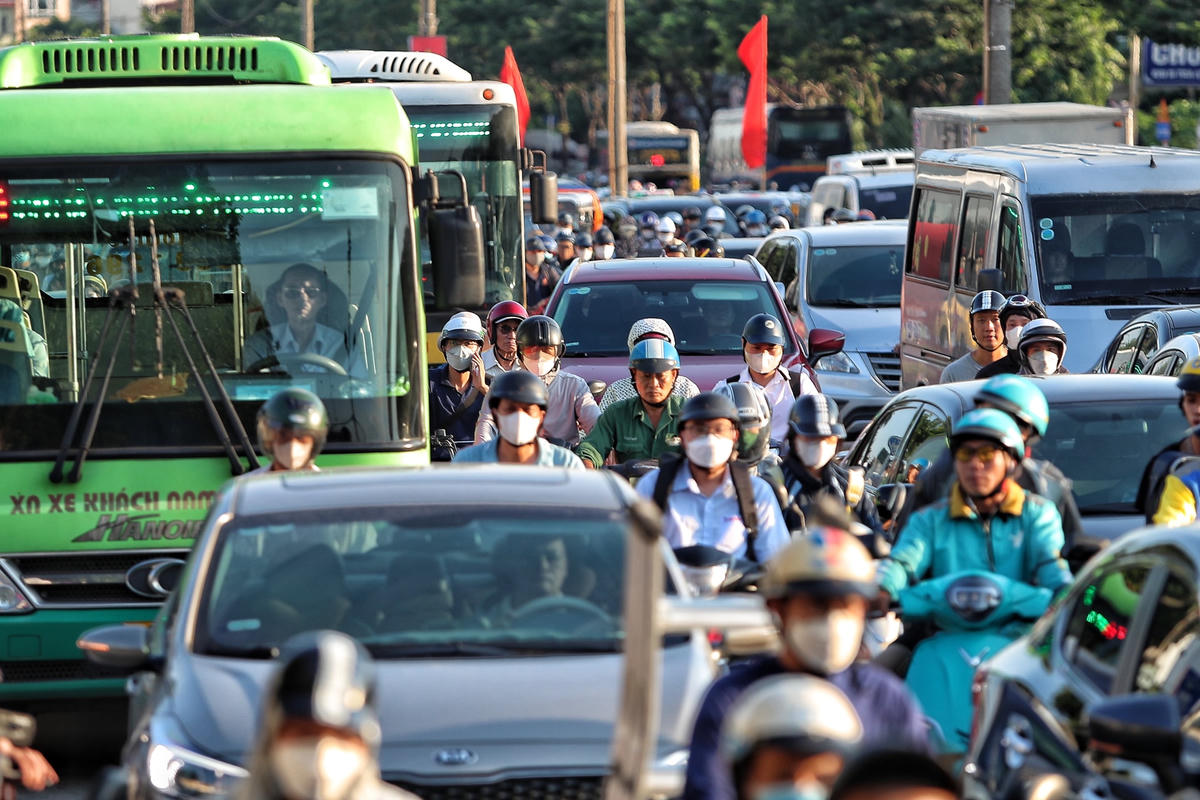 Việc di chuyển trong thời điểm ùn tắc khiến nhiều người tỏ ra mệt mỏi.