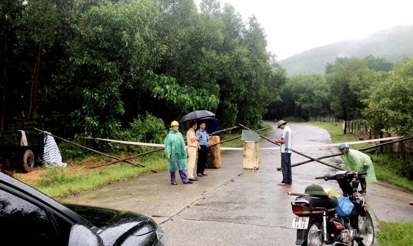 Cơ quan chức năng huy động lực lượng lập rào chắn, biển cảnh báo tại những nơi có nguy cơ lũ quét, sạt lở.