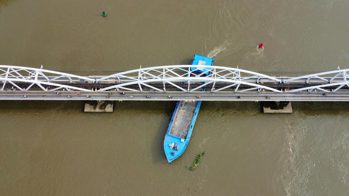 Một chiếc tàu chở hàng đi qua cầu Ghềnh khiến người ta nhớ về sự cố sập cầu ngày 20/3/2016.