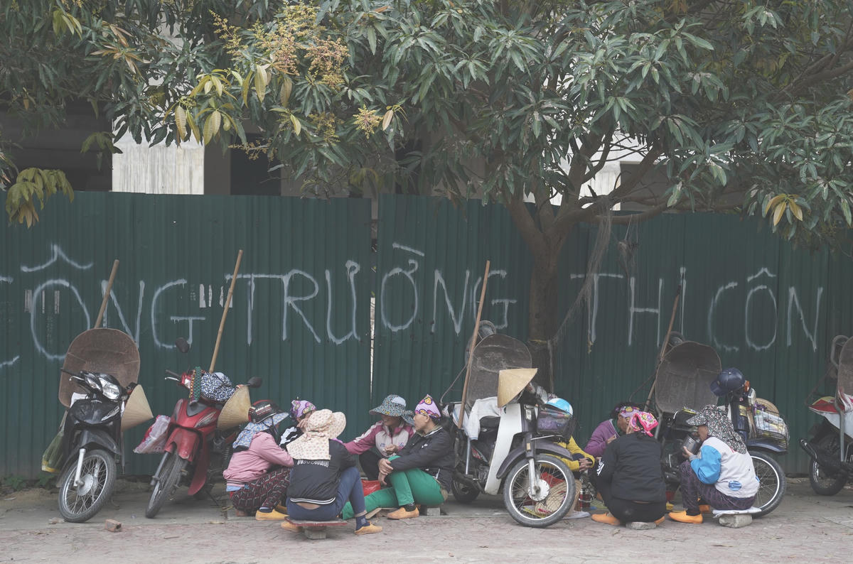 Có mặt tại nhiều tuyến đường của TP Hà Tĩnh, hình ảnh những người phụ nữ đã lớn tuổi làm công việc lao động tự do, hành trang của họ là những suất cơm đạm bạc, những chiếc ghế nhựa, cuốc, xẻng, rổ rá.... Khi hỏi về ngày Quốc tế phụ nữ 8/3 nhiều chị còn không nhớ đó là ngày dành cho mình.