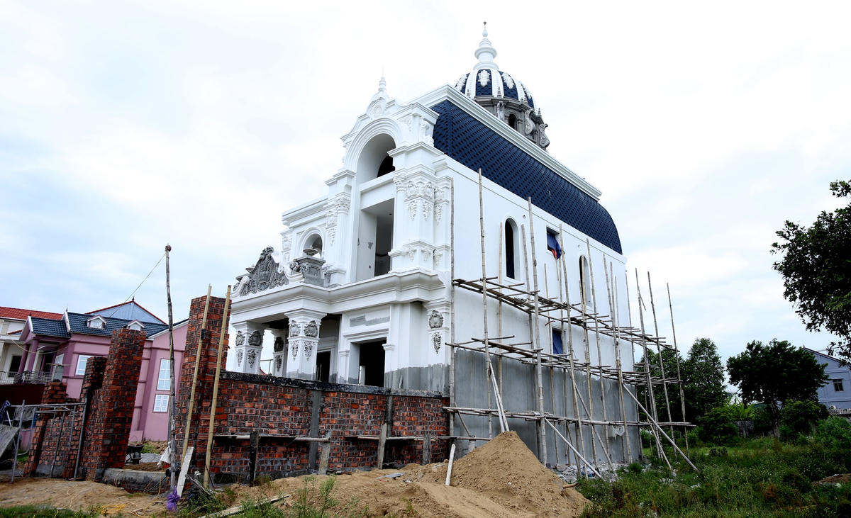 Việc người dân đi lao động nước ngoài giúp đời sống làng biển Hà Tĩnh thay đổi tốt hơn. Những căn biệt thự đua nhau "mọc như nấm". 