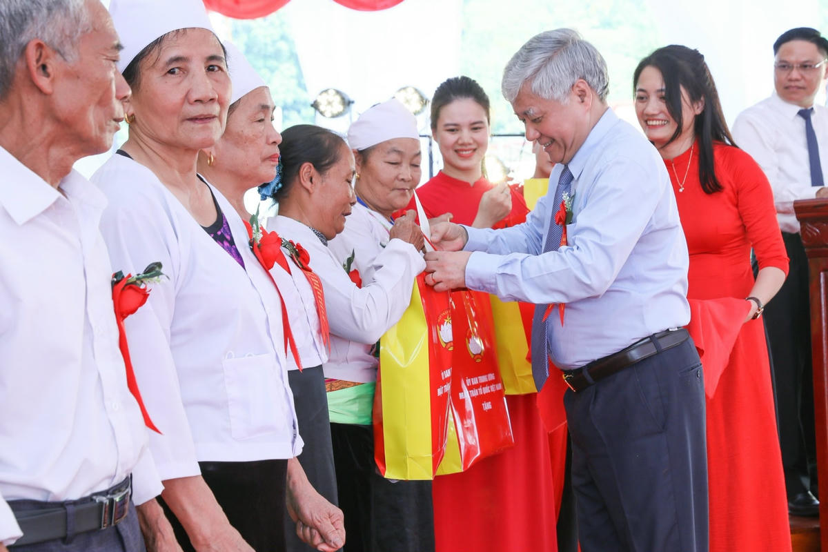 Chủ tịch Đỗ Văn Chiến tặng quà các gia đình tiêu biểu trên địa bàn xã Quy Mông.