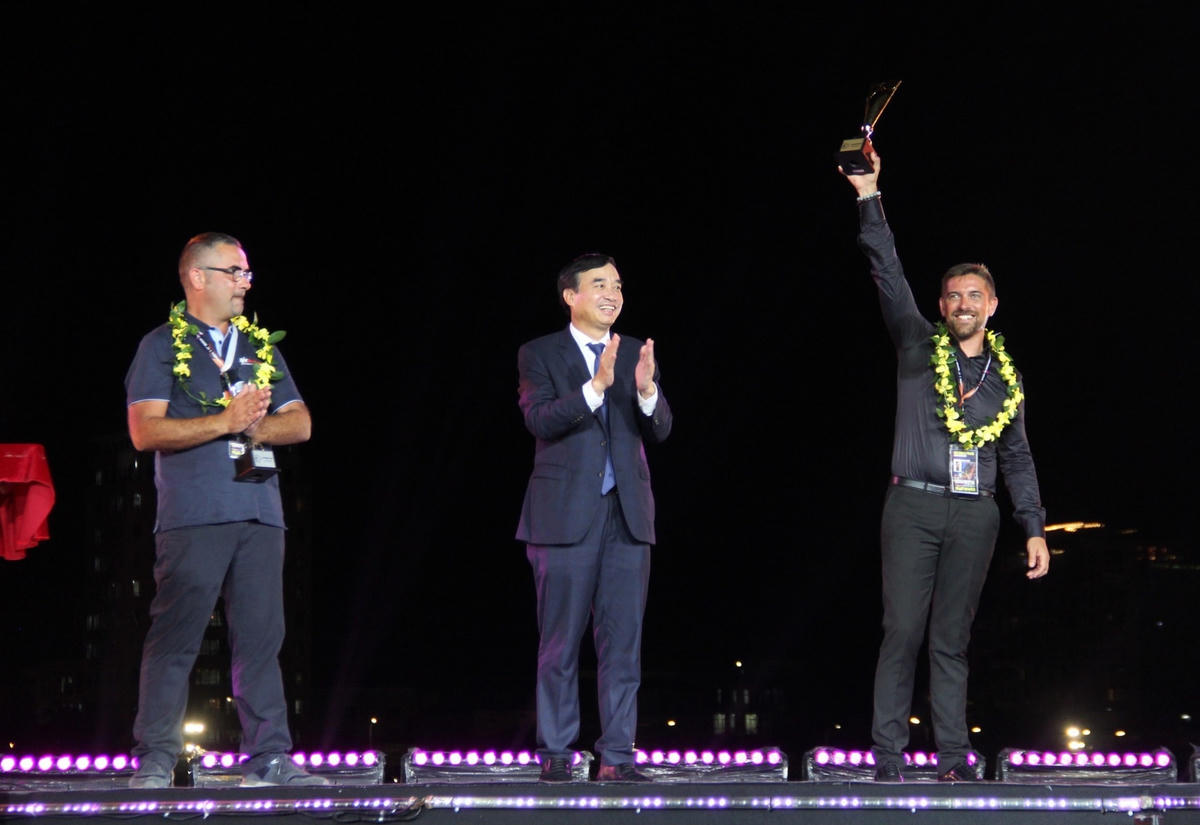 Chủ tịch UBND TP Đà Nẵng Lê Trung Chinh trao cúp quán quân cho đội Pháp. Ảnh: Ban tổ chức.