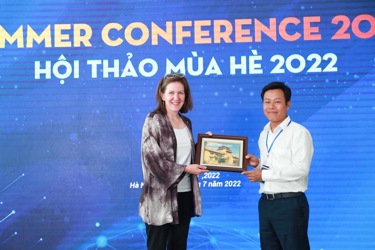 Giám đốc Lê Quân tặng quà lưu niệm cho bà Hannah Buxbaum.