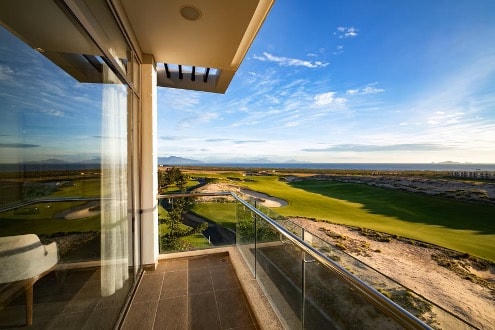 Các vận động viên sẽ nghỉ tại khu nghỉ dưỡng Wyndham Grand KN Paradise Cam Ranh nằm  cạnh sân thi đấu
