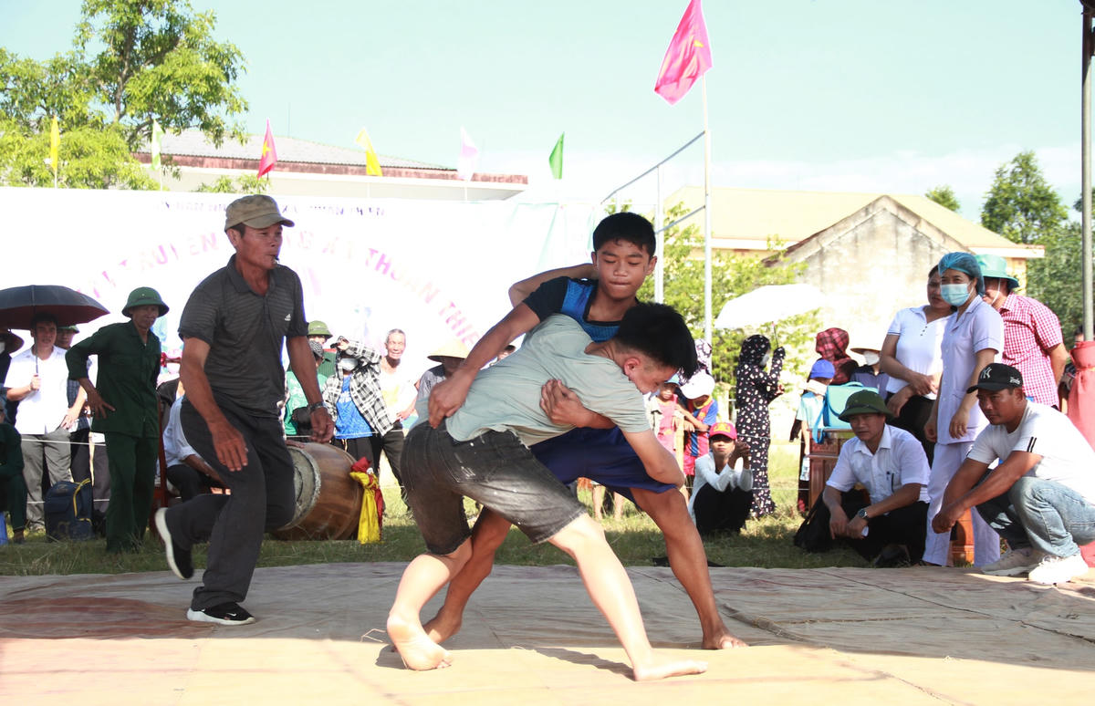 Trong quá trình thi đấu, các đô vật không được dùng tay, chân để đấm, đá hay gây thương tích cho đối phương.