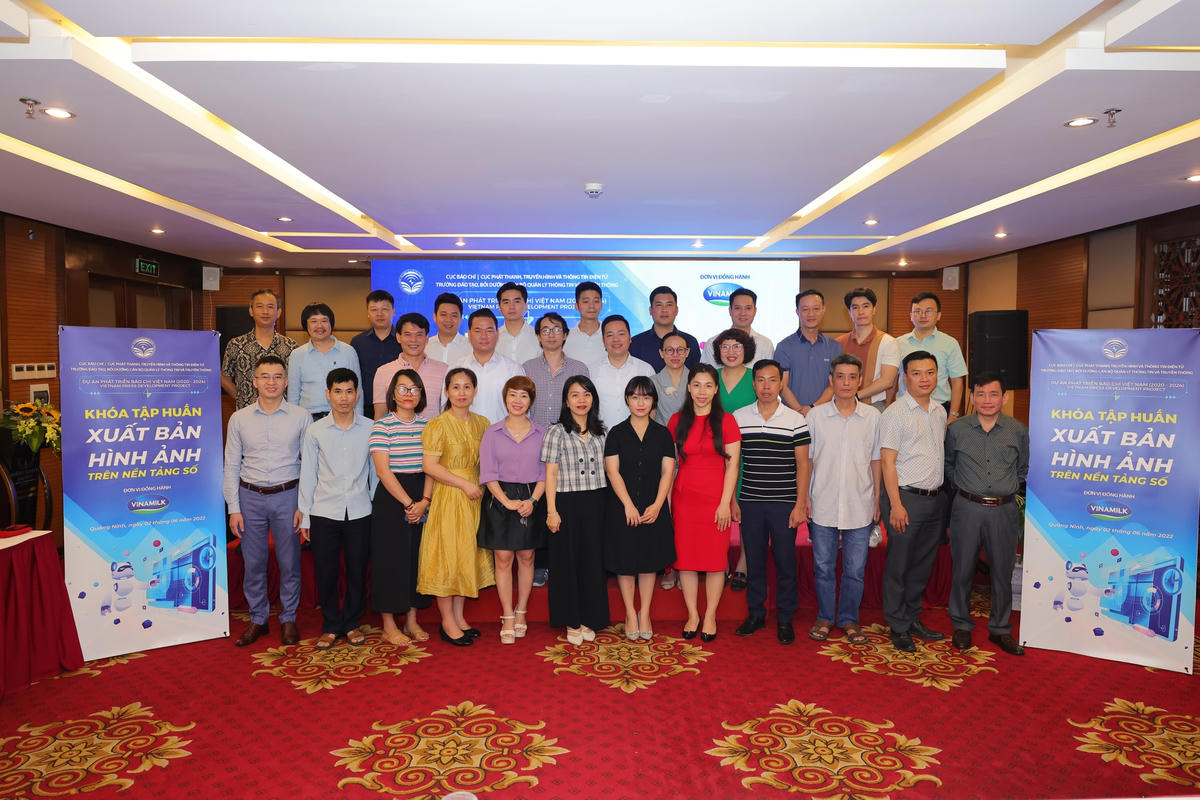 Các lãnh đạo, khách mời chụp ảnh lưu niệm cùng các nhà báo, phóng viên, biên tập viên.