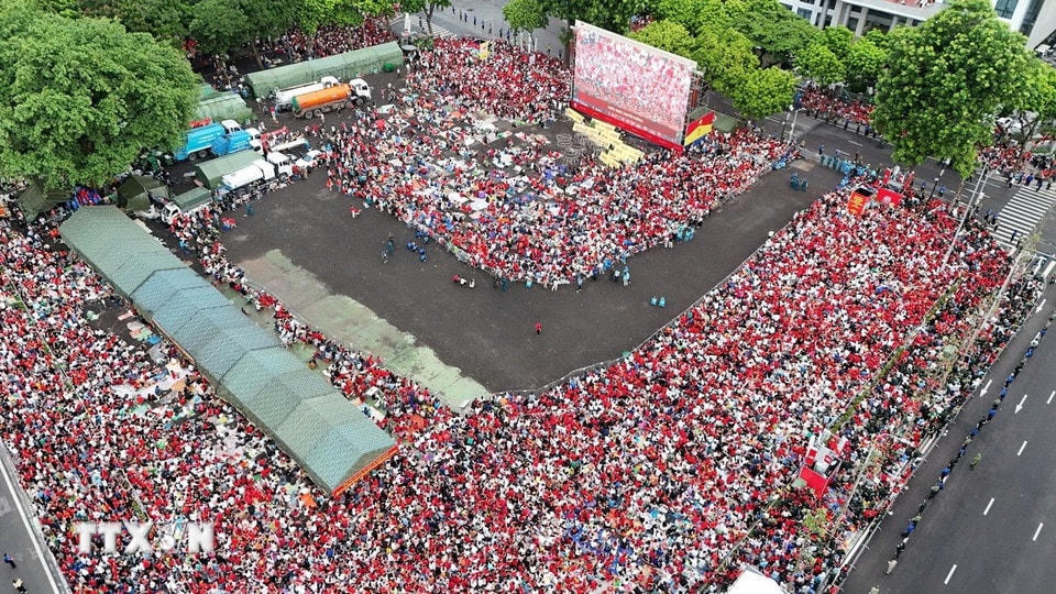 Hàng vạn nhân dân tập trung xung quanh khu vục Quảng trường Ba Đình để theo dõi tổng duyệt lễ diễu binh, diễu hành sự kiện A80. (Ảnh: Phạm Tuấn Anh/TTXVN)