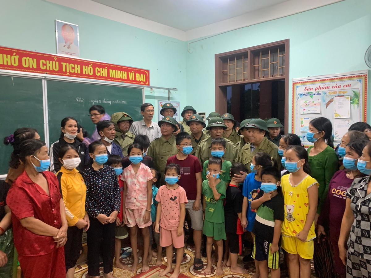 Đoàn công tác thăm hỏi, động viên bà con đang tránh trú bão tại Trường tiểu học Triệu An, huyện Triệu Phong, Quảng Trị