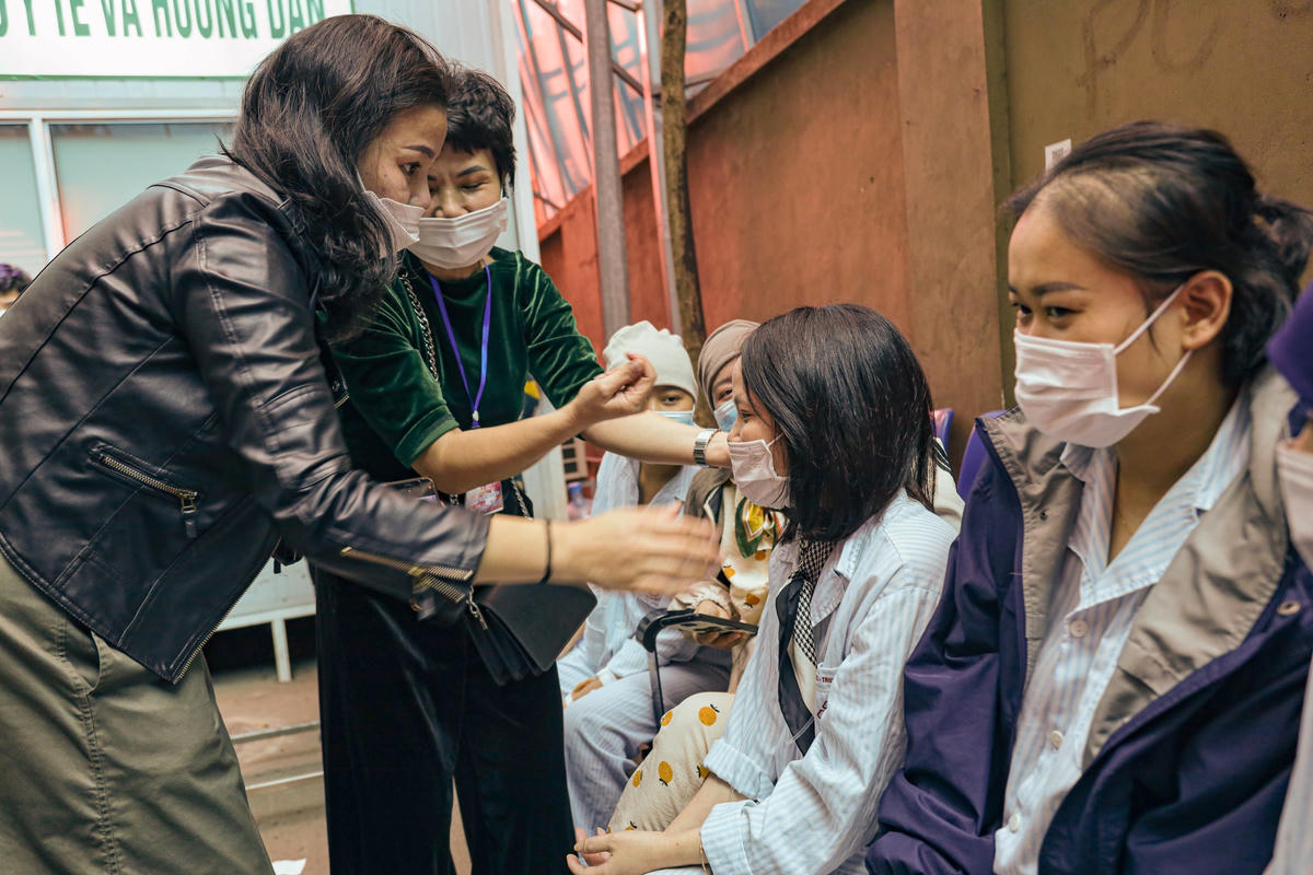 Hình ảnh mái tóc duyên dáng thưa rụng dần sau mỗi đợt hóa trị luôn khiến các chị em mặc cảm, tự ti.