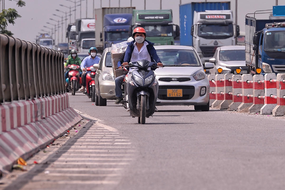 Anh Nguyễn Anh Tuấn trú tại Thanh Xuân chia sẻ: "Dù đã có tới 3 làn dành riêng cho ô tô di chuyển. Nhưng nhiều tài xế vẫn cố tình di chuyển vào làn dành cho xe máy khiến các phương tiện di chuyển trong làn này gặp nhiều khó khăn".