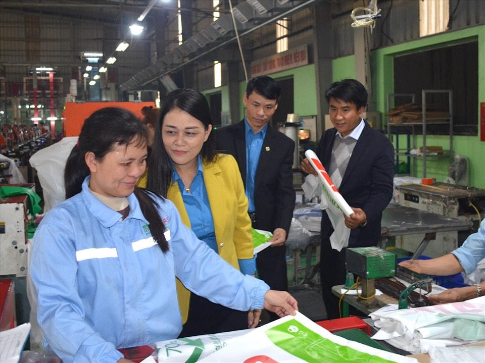 Bà Nguyễn Thị Thanh Tuyết - Chủ tịch Liên đoàn Lao động tỉnh Hưng (thứ 2, từ trái sang) động viên người lao động.