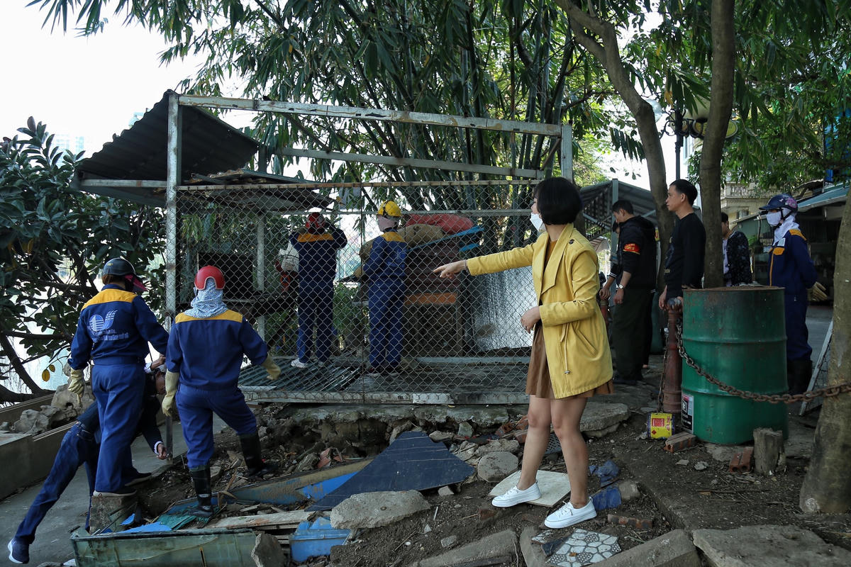 Bà Nguyễn Thị Thu, người dân phường Hà Cầu cho biết: "Sáng nay được nhìn thấy lực lượng chức năng xử lý vi phạm lấn chiếm tại lòng hồ, tôi và những người dân tại đây rất vui mừng. Lực lượng chức năng kiên quyết đập toàn bộ chuồng nuôi thú, trả lại vỉa hè lòng đường bao quanh hồ để người dân chúng tôi có lối đi lại tập thể dục".
