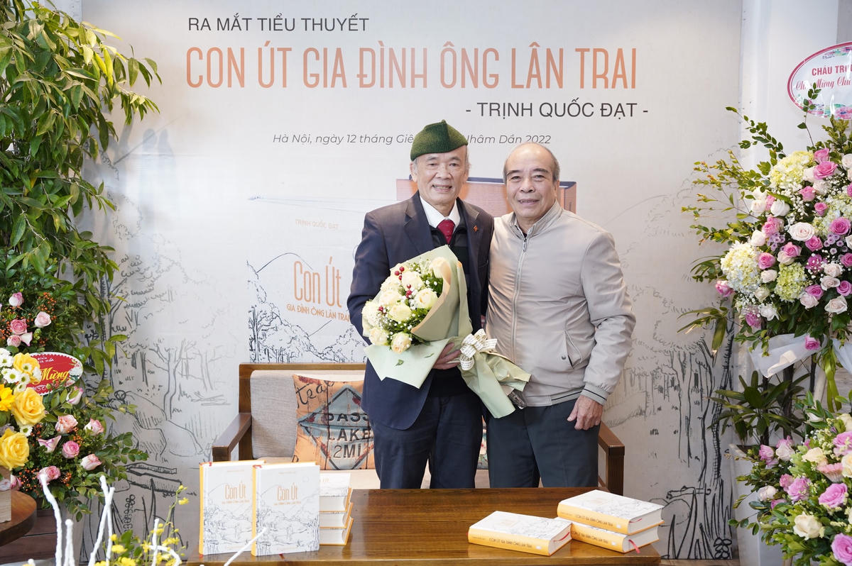 Nhà giáo ưu tú Trịnh Quốc Đạt (bên trái) và tác giả bài viết trong buổi ra mắt cuốn tiểu thuyết gia đình đầu năm 2022.  