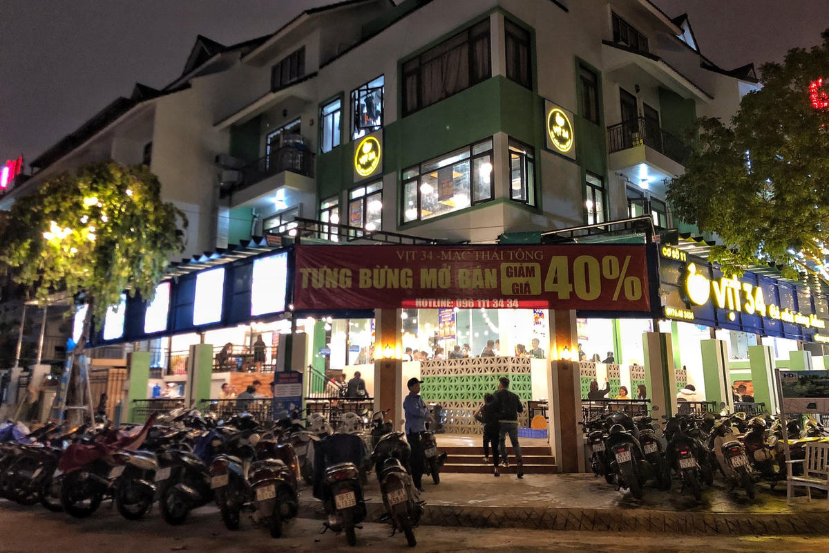Hàng dài xe được xếp chật kín từ vỉa hè xuống lòng đường chiếm trọn lối đi của người đi bộ.