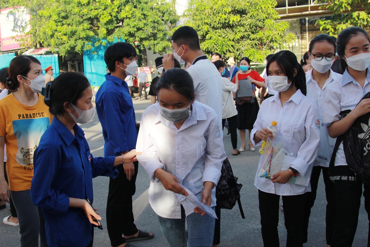 Các thí sinh được các đoàn viên tình nguyện hướng dẫn nhiệt tình.