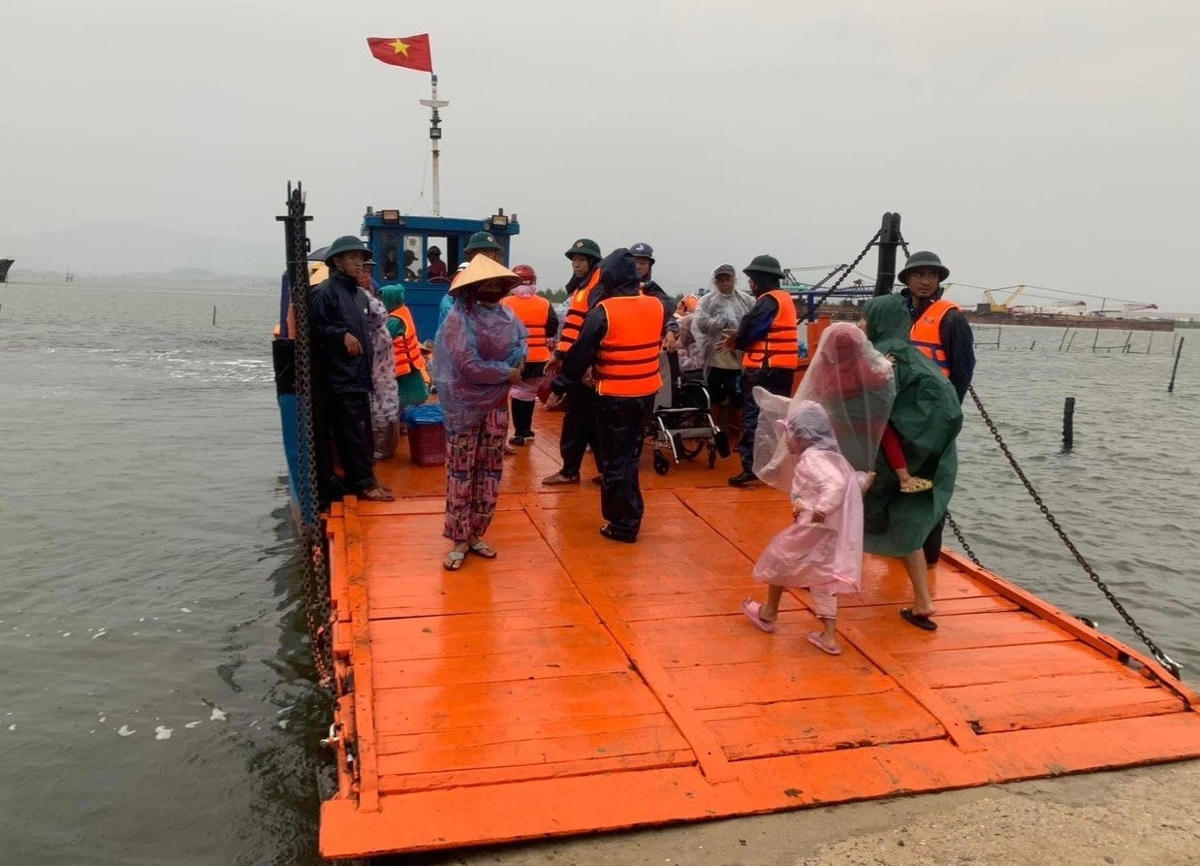 Người dân được đưa lên phà vượt sông Trường Giang vào bờ.