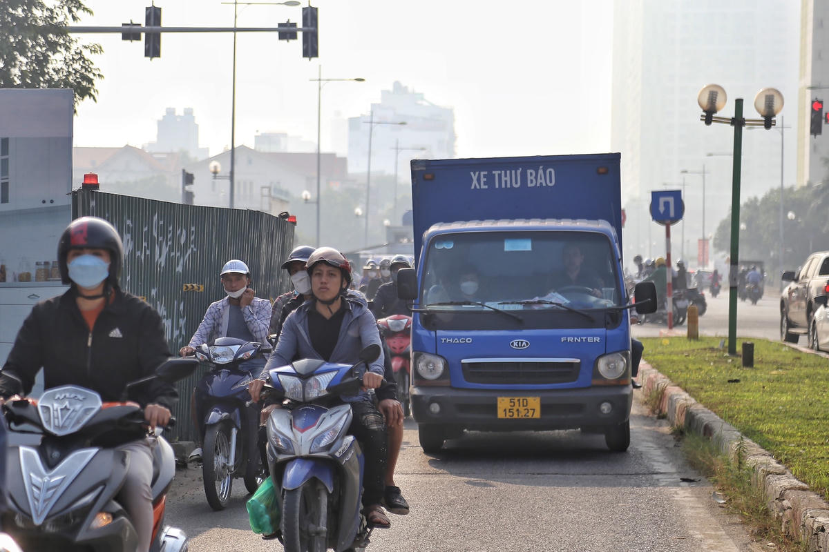 Những “lô cốt”trên phố Vũ Trọng Khánh thuộc gói thầu số 4 dự án hệ thống xử lý nước thải Yên Xá, xây dựng hệ thống cống cho một phần khu vực khu vực Hà Đông và KĐT mới. Gói thầu này do liên danh Công ty CP xây dựng thương mại An Xuân Thịnh - Công ty CP Sông Đà 9 thi công.