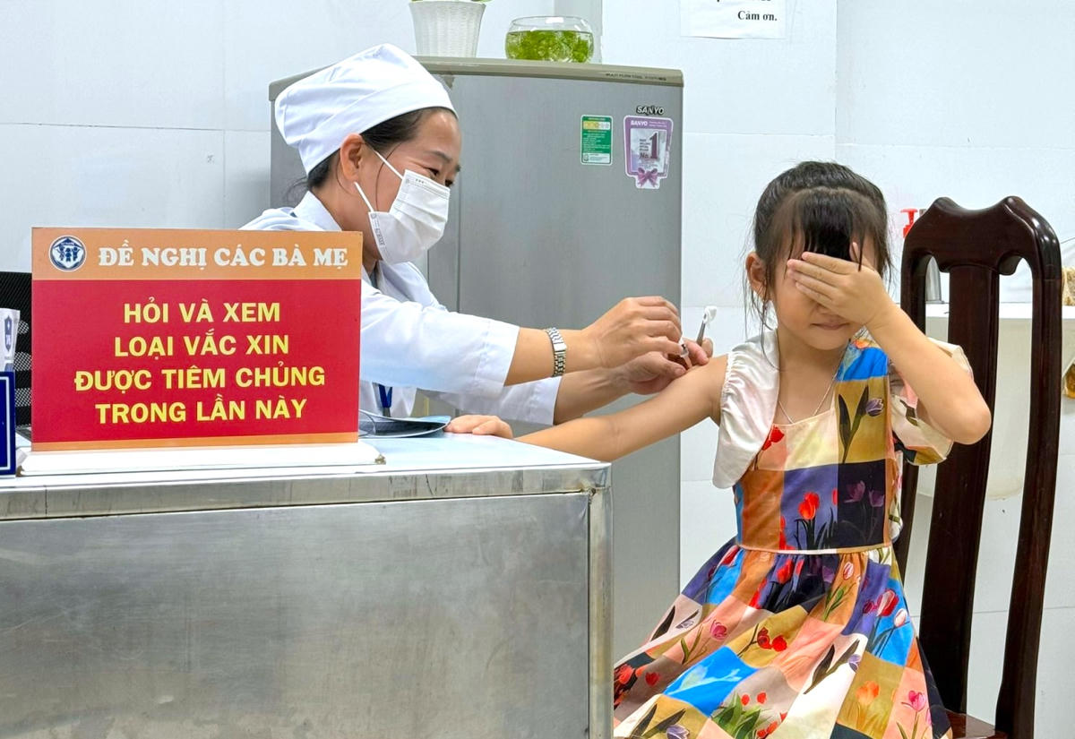 Tiêm vaccine phòng sởi cho trẻ em