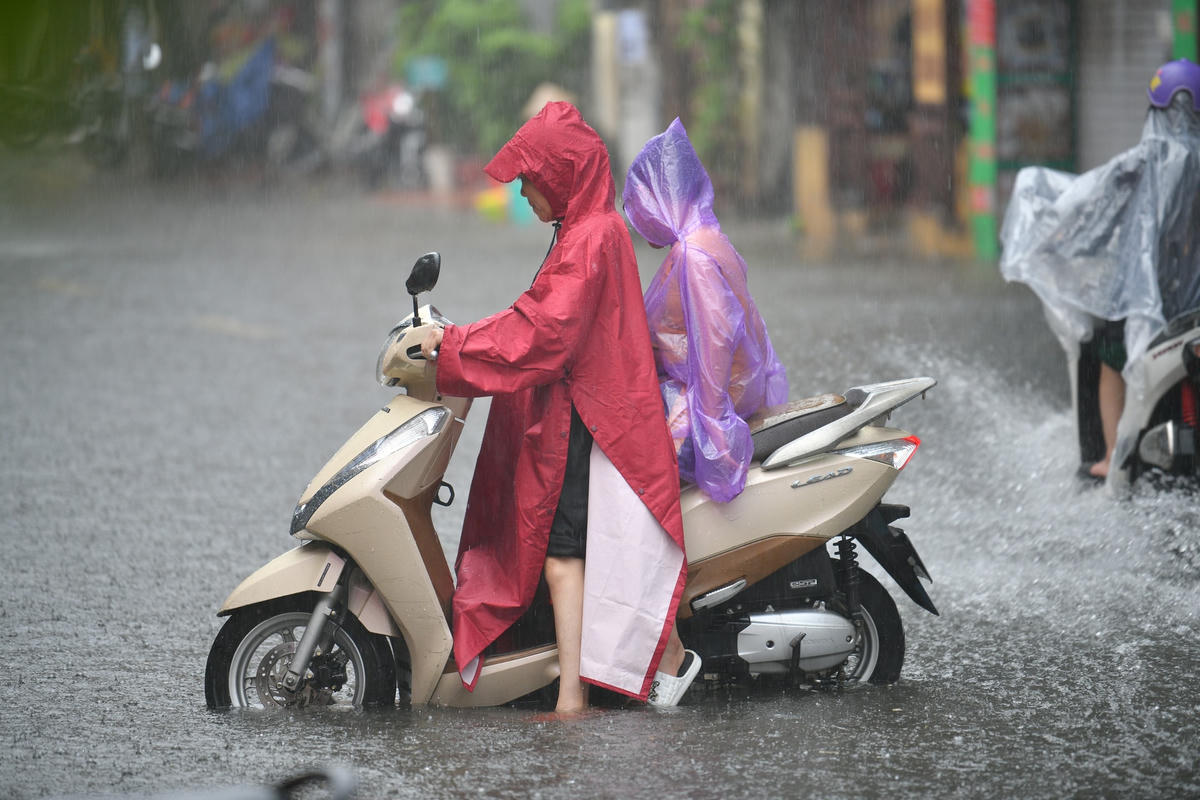 Các đơn vị thoát nước đã ứng trực, giải quyết thoát nước ngoài hiện trường, tua vớt rác tại các miệng thu trên toàn địa bàn quản lý, nhằm dẫn nước nhanh nhất về nguồn tiêu, giảm thời gian và mức độ úng ngập...