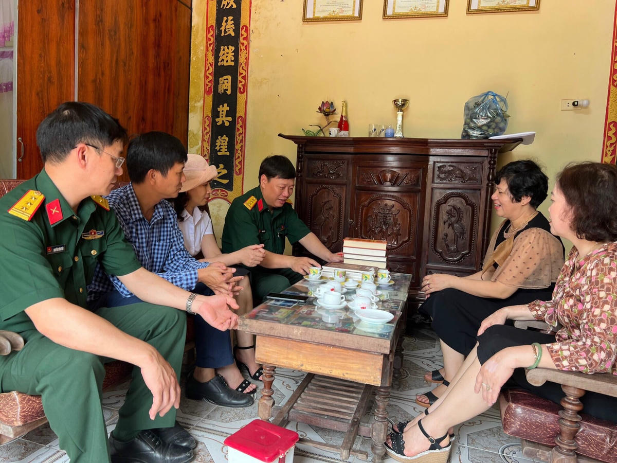 Nhà văn Phùng Văn Khai tới thăm và tặng sách gia đình nhà văn Lê Lựu.
