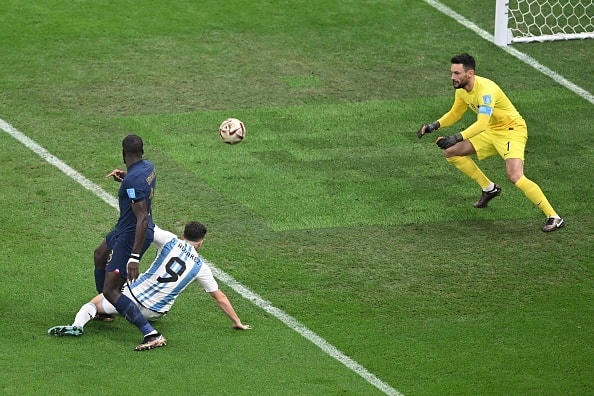 Argentina khiến tất cả phải bất ngờ với thế trận áp đảo ngay sau tiếng còi khai cuộc.