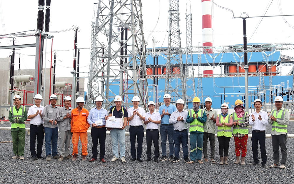 Đoàn công tác tặng quà động viên lực lượng thi công tại TBA 500kV Vân Phong
