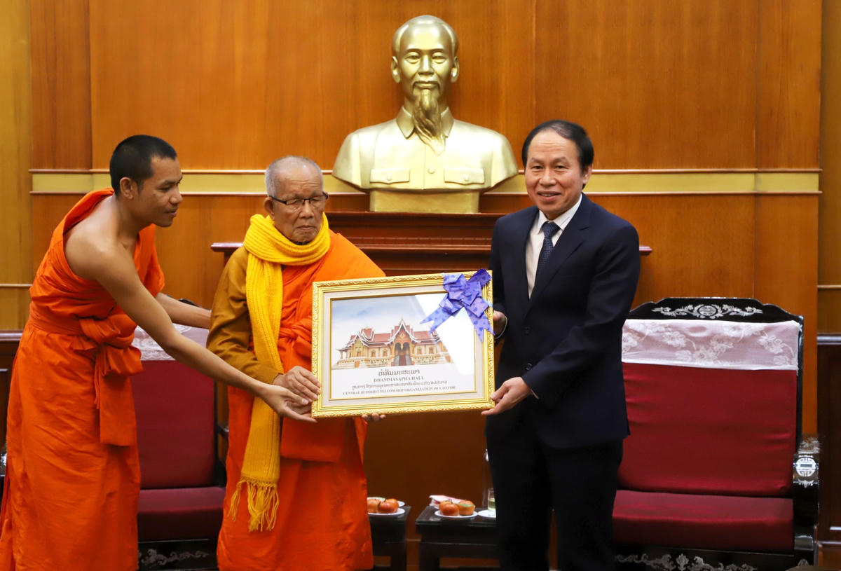 Hòa thượng Bounma Simmaphom tặng tranh lưu niệm cho UBTƯ MTTQ Việt Nam.