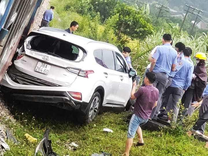 Bị đâm quá mạnh, ô tô lao xuống ruộng.