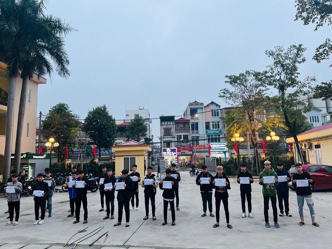Các đối tượng và hung khí. Ảnh: Công an TP Hà Nội.