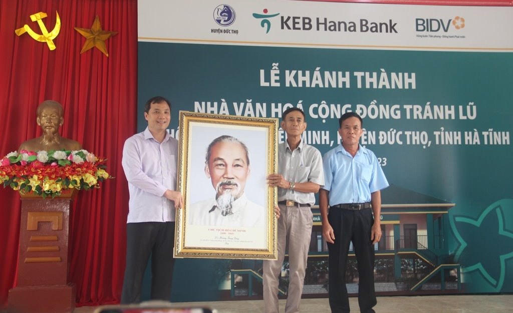 Bí thư Tỉnh ủy Hà Tĩnh Hoàng Trung Dũng tặng quà cho nhà văn hóa cộng đồng tránh lũ thôn Yên Mỹ, xã Liên Minh.