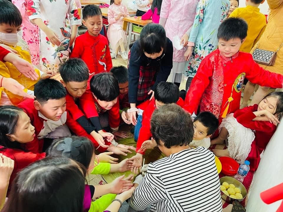 Học sinh tiểu học thích thú trải nghiệm gói bánh chưng.