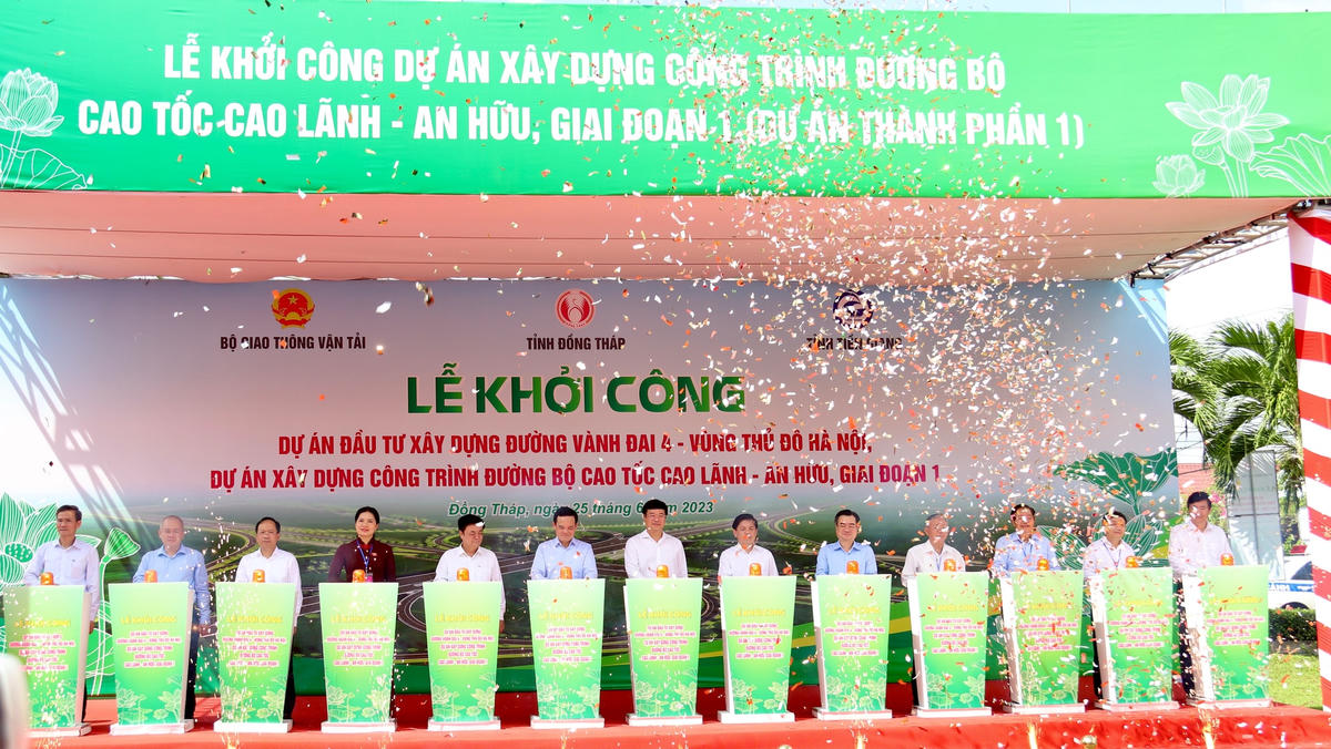 Phó Thủ tướng Chính phủ Trần Lưu Quang cùng các đại biểu thực hiện nghi thức khởi công.