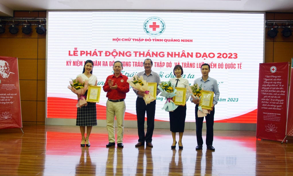 Hội Chữ thập đỏ tỉnh Quảng Ninh tặng Bảng ghi nhận tấm lòng vàng cho các tổ chức có thành tích trong công tác ủng hộ nhân dân Thổ Nhĩ Kỳ và Syria khắc phục thảm họa động đất. Ảnh: QMG.