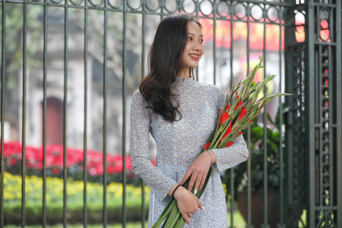 Nhiều người dân thảnh thơi dạo phố chụp lại những hình ảnh đầu tiên của năm mới Quý Mão 2023.