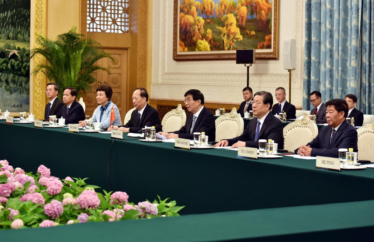 Đồng chí Vương Hộ Ninh, Ủy viên Thường vụ Bộ Chính trị Ban Chấp hành Trung ương Đảng Cộng sản Trung Quốc, Chủ tịch Hội nghị Chính trị Hiệp thương Nhân dân Toàn quốc (Chính Hiệp) Trung Quốc tại cuộc hội đàm.